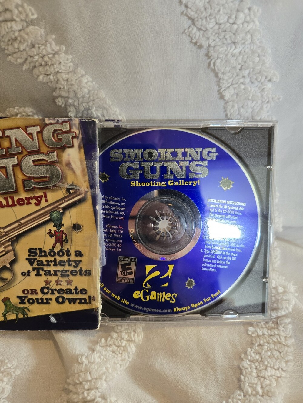 Smoking Guns PC Game Box - Yellow, Purple, Cream Artwork - Picture 5 of 7